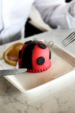 Masada lezzetli bir pasta var.