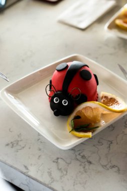 Masada lezzetli bir pasta var.