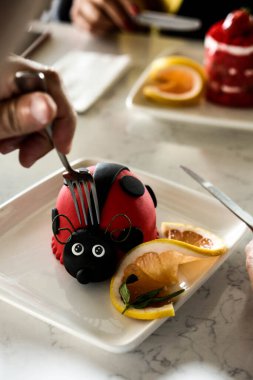 Masada lezzetli bir pasta var.