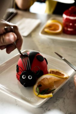 Masada lezzetli bir pasta var.