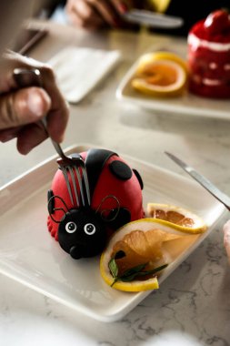 Masada lezzetli bir pasta var.