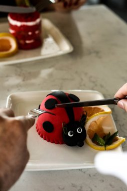 Masada lezzetli bir pasta var.