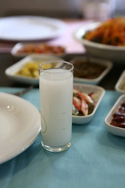 土耳其和希腊传统用餐表与特殊酒精饮料拉基 Ouzo 和土耳其拉基是一种干味开香开香 在土耳其 塞浦路斯和黎巴嫩被广泛食用 — 图库照片