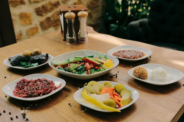 Geleneksel Türk ve Yunan yemek meze masası