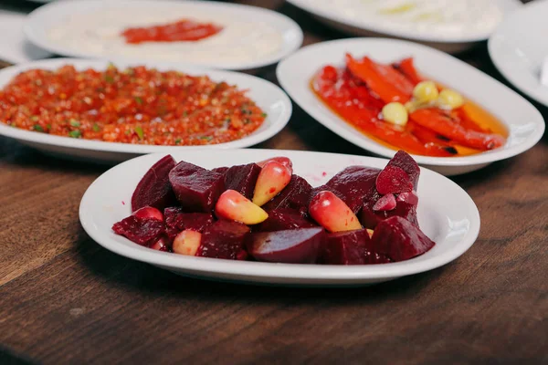 Geleneksel Türk ve Yunan yemek meze masası