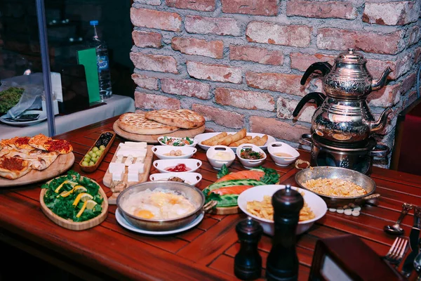 Geleneksel Türk ve Yunan yemek meze masası