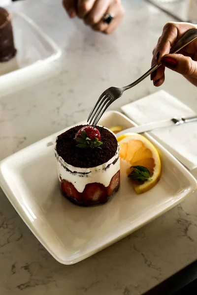 Tabuleiro Com Delicioso Bolo Mesa — Fotografia de Stock