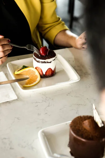 Tavola Con Deliziosa Torta Sul Tavolo — Foto Stock