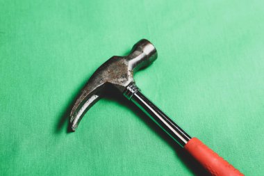 Eski model çekiç, marangozlar için bir zanaat aracı.