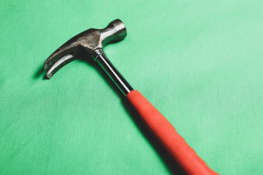 Eski model çekiç, marangozlar için bir zanaat aracı.