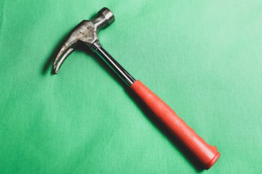 Eski model çekiç, marangozlar için bir zanaat aracı.