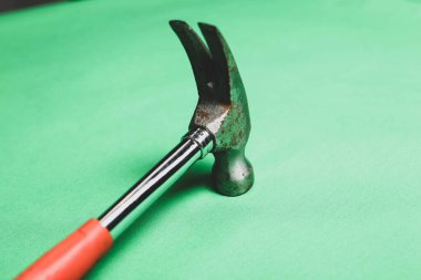 Eski model çekiç, marangozlar için bir zanaat aracı.