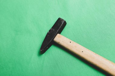 Eski model çekiç, marangozlar için bir zanaat aracı.