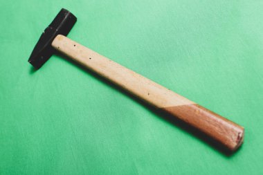 Eski model çekiç, marangozlar için bir zanaat aracı.