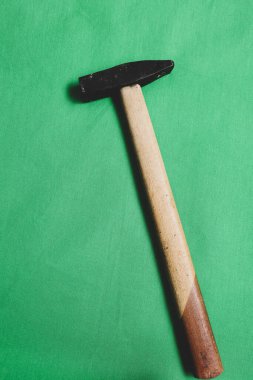 Eski model çekiç, marangozlar için bir zanaat aracı.