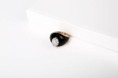 Elmas Mücevherler ve Moda Mücevherleri