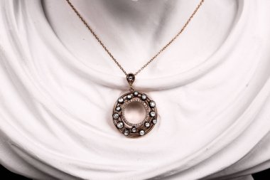 Elmas Mücevherler ve Moda Mücevherleri