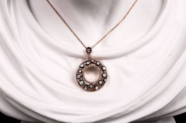 Elmas Mücevherler ve Moda Mücevherleri