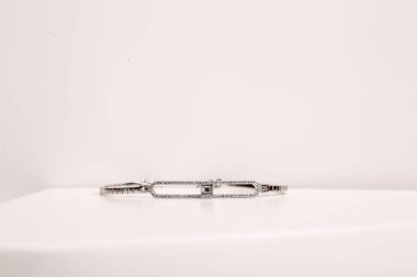 Elmas Mücevherler ve Moda Mücevherleri