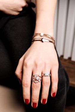 Elmas Mücevherler ve Moda Mücevherleri