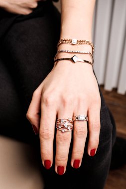 Elmas Mücevherler ve Moda Mücevherleri