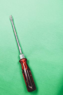 Plastik saplı tornavida.