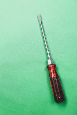 Plastik saplı tornavida.