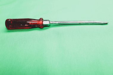 Plastik saplı tornavida.