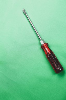 Plastik saplı tornavida.