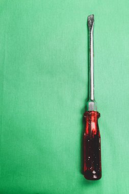 Plastik saplı tornavida.