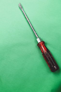 Plastik saplı tornavida.