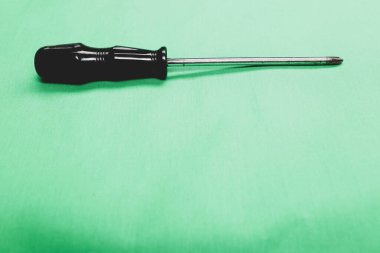 Plastik saplı tornavida.