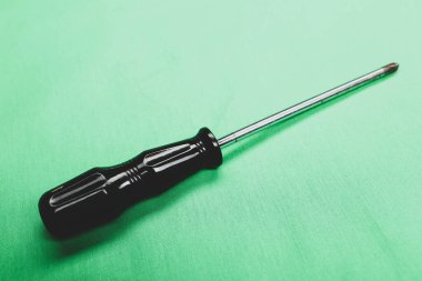 Plastik saplı tornavida.