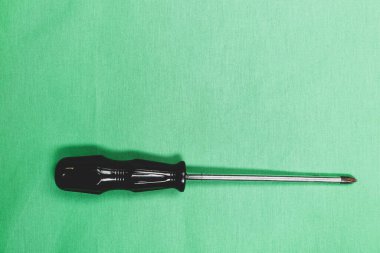 Plastik saplı tornavida.