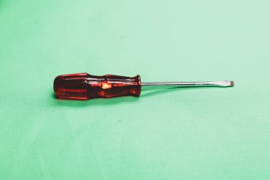 Plastik saplı tornavida.