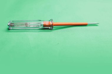 Plastik saplı tornavida.