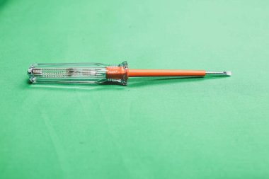 Plastik saplı tornavida.