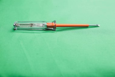 Plastik saplı tornavida.