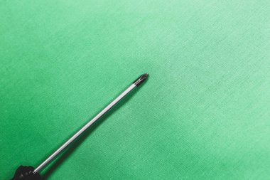 Plastik saplı tornavida.