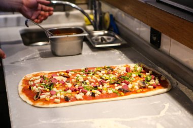 Türk pizzası ya da lahmacun yapmak - Akdeniz ülkelerinde fast food ve popüler sokak yemekleri. Hamur, kıyma ve sebze karışımı Türk pidesini pişirmek için..