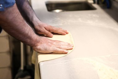 Türk pizzası ya da lahmacun yapmak - Akdeniz ülkelerinde fast food ve popüler sokak yemekleri. Hamur, kıyma ve sebze karışımı Türk pidesini pişirmek için..