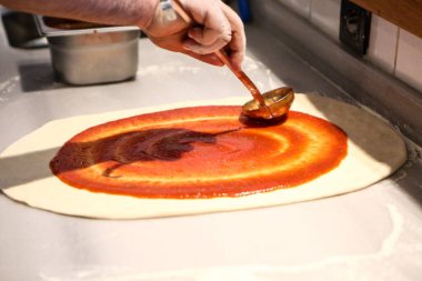 Türk pizzası ya da lahmacun yapmak - Akdeniz ülkelerinde fast food ve popüler sokak yemekleri. Hamur, kıyma ve sebze karışımı Türk pidesini pişirmek için..