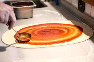 Türk pizzası ya da lahmacun yapmak - Akdeniz ülkelerinde fast food ve popüler sokak yemekleri. Hamur, kıyma ve sebze karışımı Türk pidesini pişirmek için..