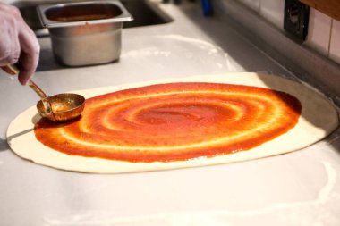 Türk pizzası ya da lahmacun yapmak - Akdeniz ülkelerinde fast food ve popüler sokak yemekleri. Hamur, kıyma ve sebze karışımı Türk pidesini pişirmek için..