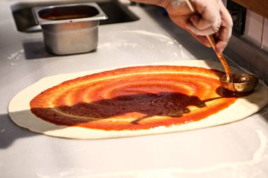 Türk pizzası ya da lahmacun yapmak - Akdeniz ülkelerinde fast food ve popüler sokak yemekleri. Hamur, kıyma ve sebze karışımı Türk pidesini pişirmek için..