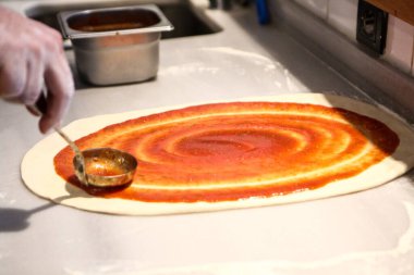 Türk pizzası ya da lahmacun yapmak - Akdeniz ülkelerinde fast food ve popüler sokak yemekleri. Hamur, kıyma ve sebze karışımı Türk pidesini pişirmek için..