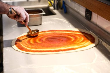 Türk pizzası ya da lahmacun yapmak - Akdeniz ülkelerinde fast food ve popüler sokak yemekleri. Hamur, kıyma ve sebze karışımı Türk pidesini pişirmek için..