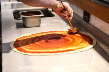 Türk pizzası ya da lahmacun yapmak - Akdeniz ülkelerinde fast food ve popüler sokak yemekleri. Hamur, kıyma ve sebze karışımı Türk pidesini pişirmek için..