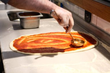 Türk pizzası ya da lahmacun yapmak - Akdeniz ülkelerinde fast food ve popüler sokak yemekleri. Hamur, kıyma ve sebze karışımı Türk pidesini pişirmek için..