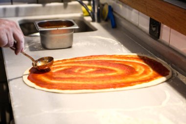 Türk pizzası ya da lahmacun yapmak - Akdeniz ülkelerinde fast food ve popüler sokak yemekleri. Hamur, kıyma ve sebze karışımı Türk pidesini pişirmek için..